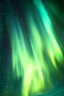 梦幻绿色极光闪耀夜空
