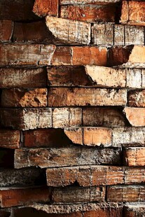 老旧斑驳的破损砖墙