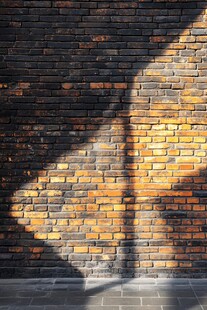 阳光洒在斑驳砖墙