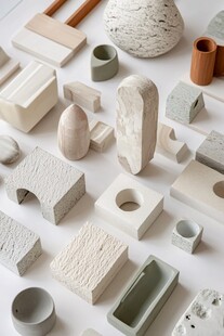 多样几何形状陶艺摆件展示