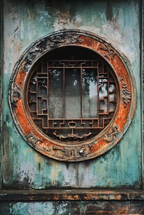 古旧中式圆窗的岁月痕迹
