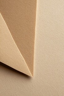 米色纸张折角特写