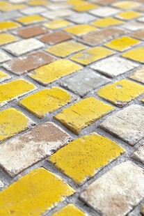 彩色方砖铺就的地面纹理