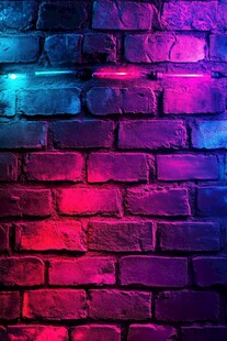 霓虹闪耀的复古砖墙