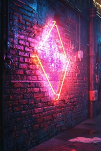 霓虹闪耀的砖墙夜景