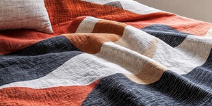 几何图案多彩床品特写