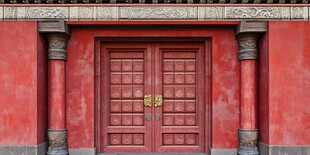 中式红墙木门古建筑景致