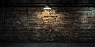昏暗灯光下的复古砖墙