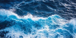 蓝色海浪翻滚的海洋景象