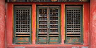 古旧中式红墙绿窗建筑