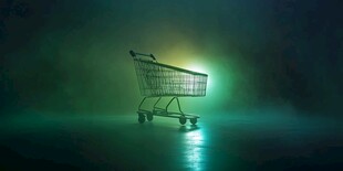 绿光中的孤独购物车