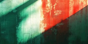 光影斑驳的红绿墙面