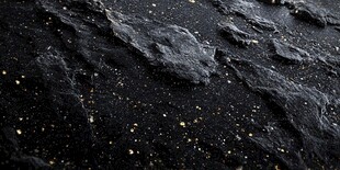 黑色岩石表面的金色微粒