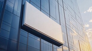 高楼外墙空白广告牌