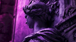 紫色光下的古典雕塑头像