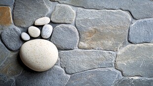 石上鹅卵石摆成的爪印