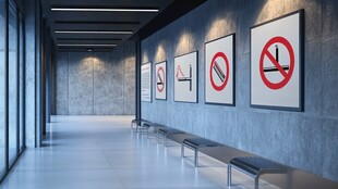 走廊里的禁止类标识牌