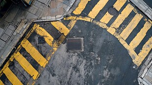 道路转角处的黄黑警示标线