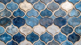 蓝白相间鱼鳞状瓷砖图案