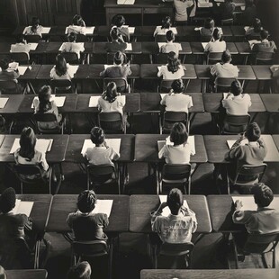 教室里的学生伏案学习