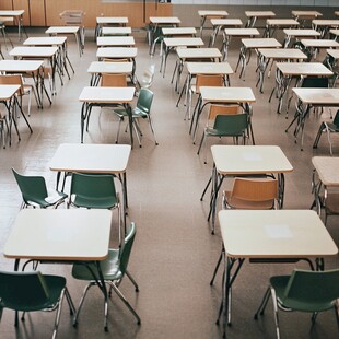 空旷教室中的桌椅排列