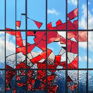 破碎红玻璃后的蓝天白云