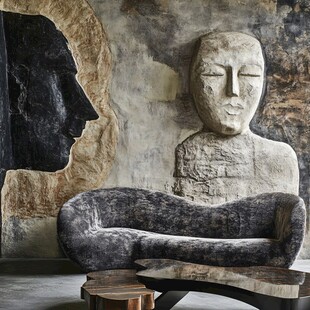 艺术感墙面与独特沙发组合