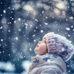 雪地中孩童仰头赏雪瞬间