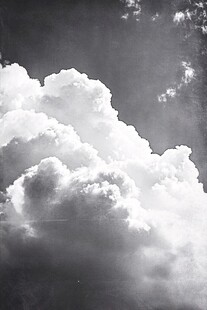 黑白天空中的蓬松云朵