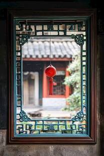 古窗映红灯中式庭院景
