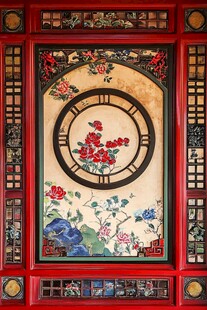 中式雕花门窗上的花卉图案