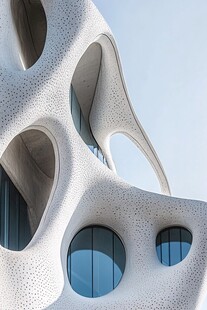 独特孔洞设计的现代建筑