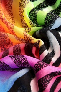 多彩动物纹印花布料特写