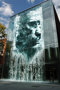 玻璃幕墙上的创意水幕人脸