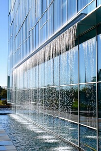 现代建筑外墙流水景观