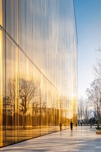 玻璃幕墙建筑的黄昏景致