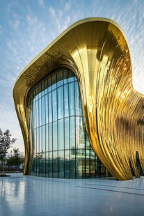 金色流线型现代建筑外观