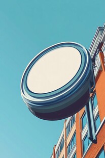 空白圆形招牌悬于建筑外