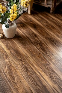 木纹地板搭配清新花瓶装饰