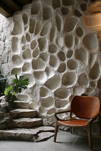 石砌墙面旁的舒适座椅