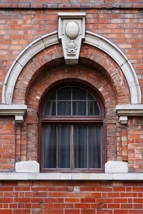 复古红砖建筑拱形窗户