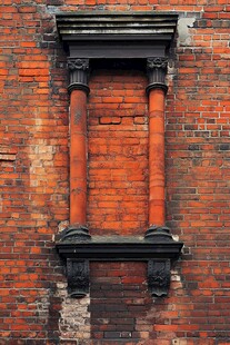 红砖墙上的复古窗饰设计