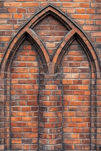红砖墙上的哥特式拱形窗