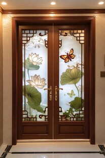 中式双开门上的荷花蝶景