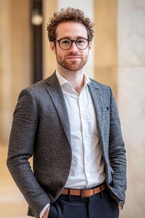 时尚西装男士自信风采