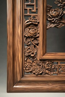 中式木雕窗框上的花卉纹饰