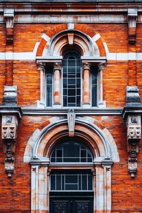 红砖建筑的古典拱形门窗