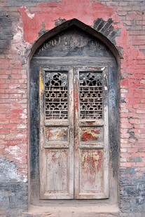 古老斑驳的中式双扇木门