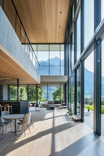 现代通透别墅内的开阔景致