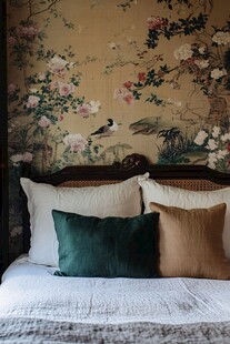 中式花鸟墙饰的雅致床铺